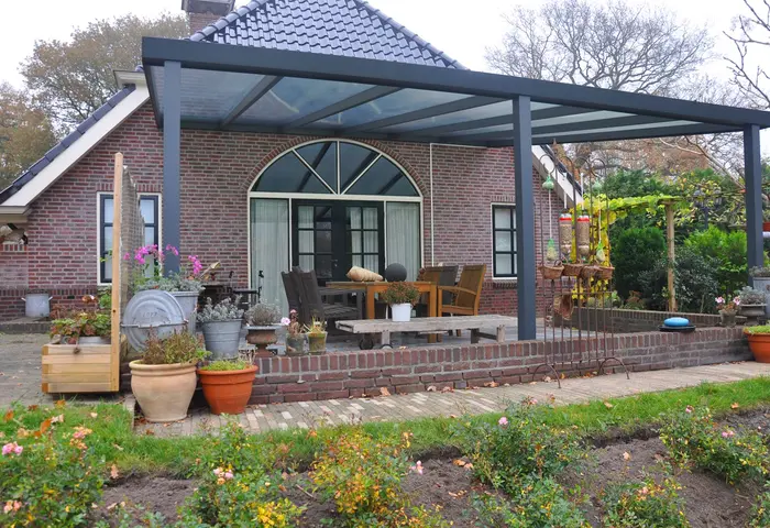 Eikenhouten veranda met zware stijlen gerealiseerd in Veendam